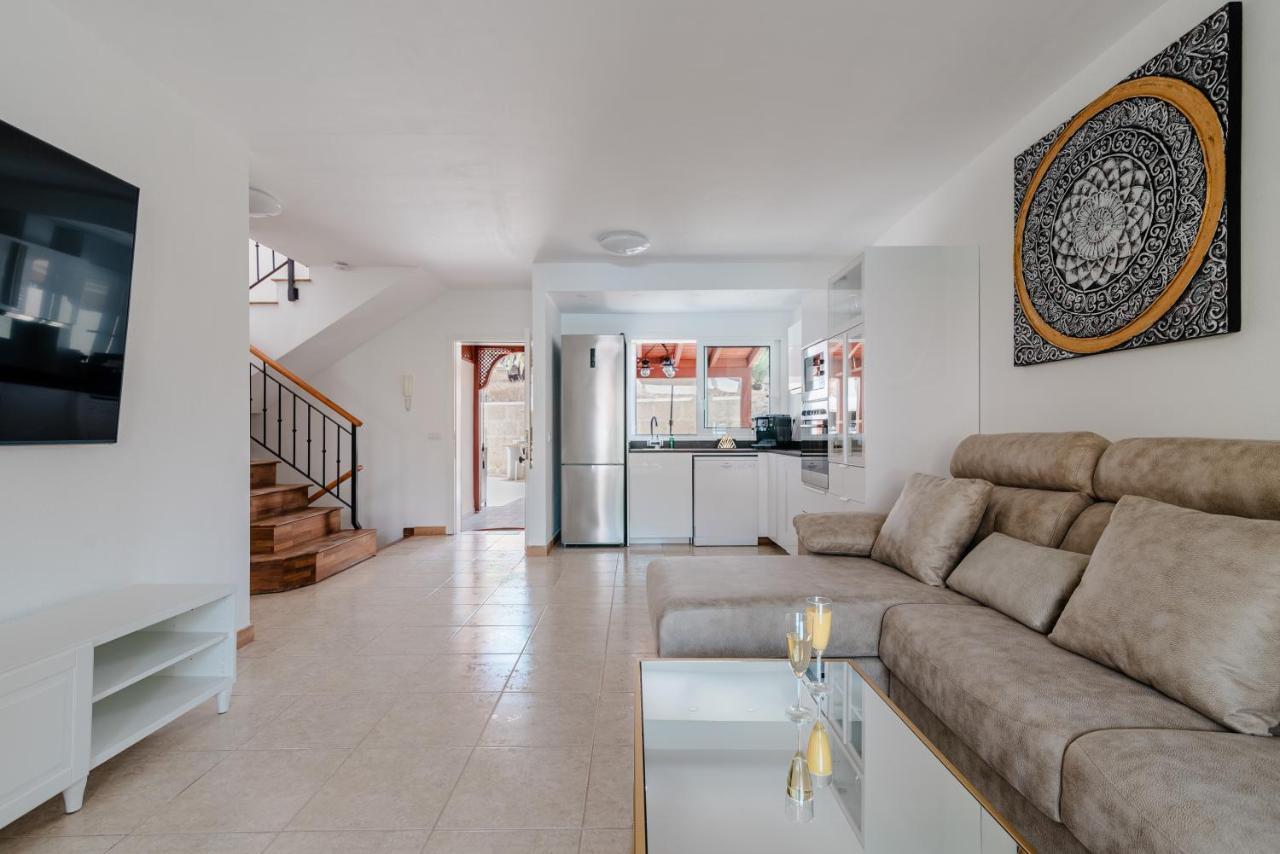 Comfortable 4-Bedroom Villa With Private Gardens Costa Adeje  Extérieur photo