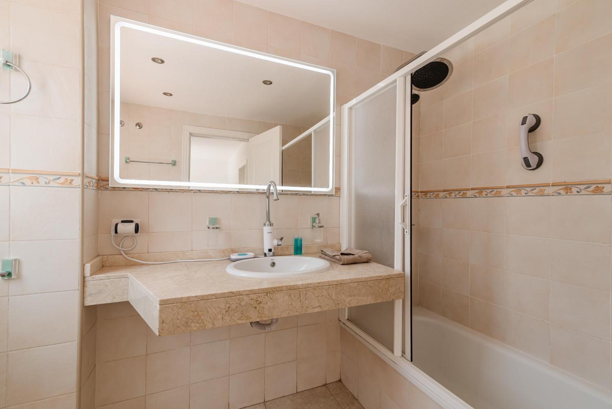 Comfortable 4-Bedroom Villa With Private Gardens Costa Adeje  Extérieur photo