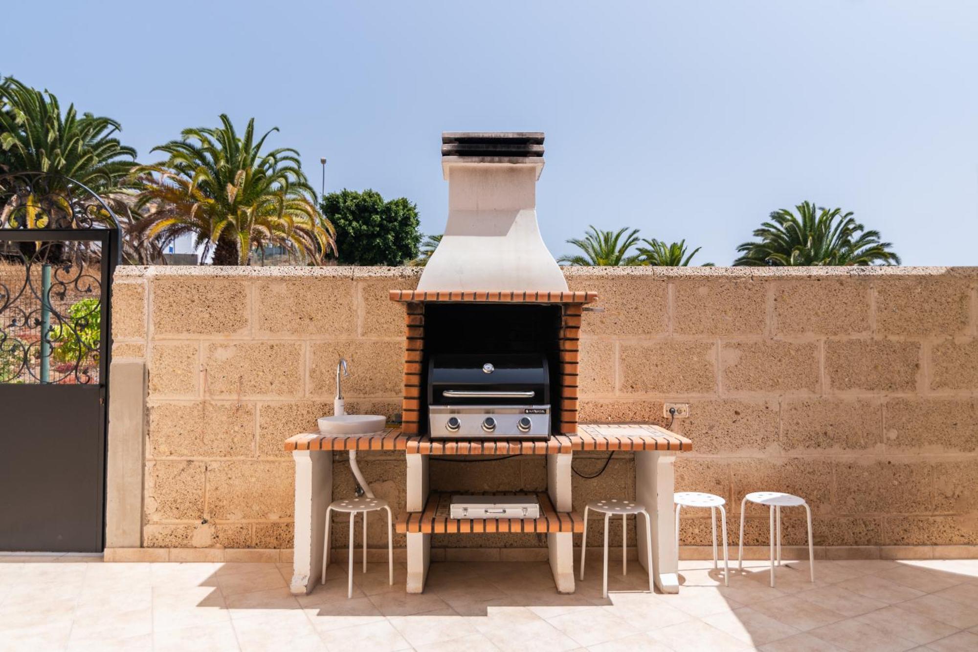 Comfortable 4-Bedroom Villa With Private Gardens Costa Adeje  Extérieur photo